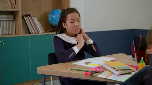 Kinder der Grundschulklasse kommunizieren mit dem Lehrer und beantworten die Frage