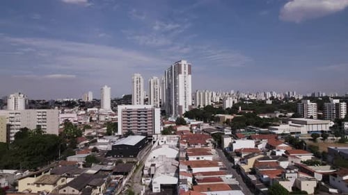 Drone voando em um lindo dia ensolarado em São Paulo, Brasil Céu azul e edifícios como a paisagem de