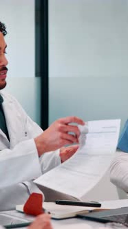 Réunion, document ou discussion avec des médecins au bureau, examen du cas médical