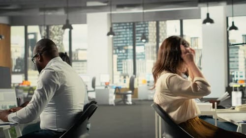 Employés professionnels travaillant ensemble sur le partage de rapports au bureau