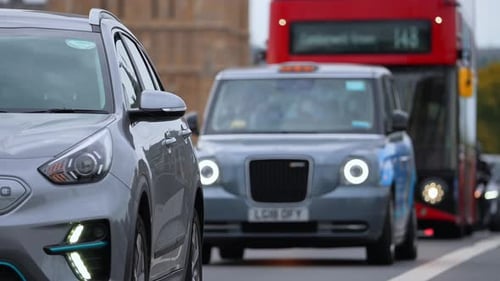 Vista do tráfego da Ponte de Westminster perto da Torre do Relógio Big Ben em Londres