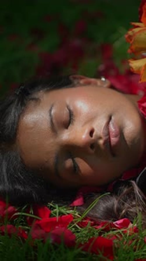 Découvrez la beauté sereine qui existe au milieu des fleurs vibrantes du jardin naturel