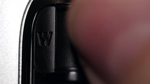 Pressione a alavanca de zoom na câmera de vídeo prateada