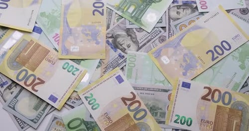 Bargeld, USD und EURO-Geld, Hintergrund: Einhundert Euro- und Dollar-Banknoten rotieren in Nahaufnahme