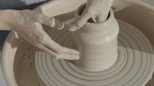 un potier jetant un vase sur le volant