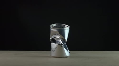 Eine leere Getränkedose zerknittert im Stop Motion