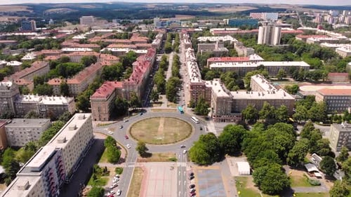 Vue latérale de la rue Hlavni Trida, prise de vue latérale d'un complexe d'appartements construit à l'époque du communisme. Ostrava