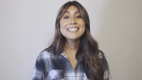 Une femme hispanique donne une réaction précieuse. Filmé en 4K à 60 images par seconde pour un Ralenti de haute qualité.
