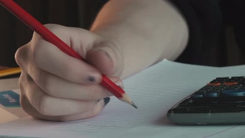 Jugendlicher benutzt Taschenrechner für Hausaufgaben, Nahaufnahme