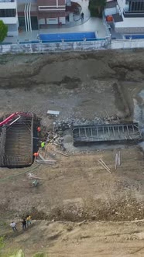 Vídeo vertical: Capturan los primeros avances de la construcción mientras los constructores y la maquinaria pesada preparan el sitio