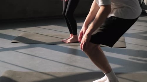 Clase de meditación en un estudio de yoga que la gente comienza