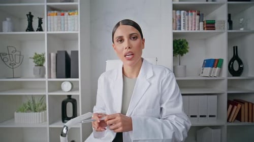 Vídeo de primer plano de consulta de un médico generalista en línea en un consultorio médico