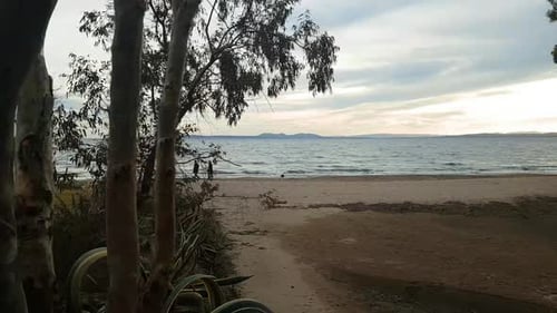 Ein bewölkter Strandtag in Santa Margarita