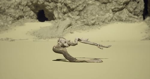Sculpture intrigante de formes humaines et de serpents sur un terrain sablonneux