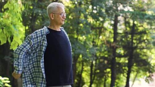 L'homme est en train de suffoquer à cause du soleil et de la chaleur qu'il fait dehors.