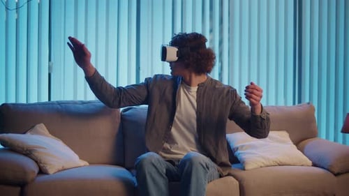 Hombre con gafas AR en el sofá Realidad mixta Digital Escape Future Tech
