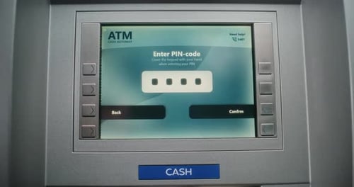 Unbekannte Person, die den PIN-Code eingibt, Fehlermeldung auf dem Display des Geldautomaten aufgrund einer gesperrten Bank