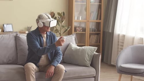 Homem sênior jogando jogos de realidade virtual em casa