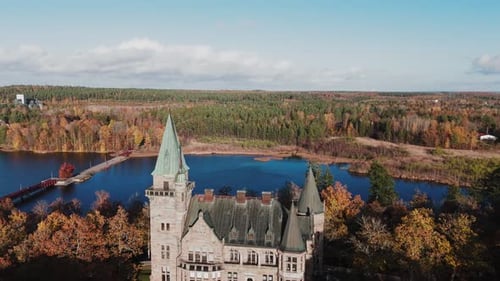 Plan de suivi en direction du château de Teleborg à Växjo, en Suède - Vue descendante prise par Drone
