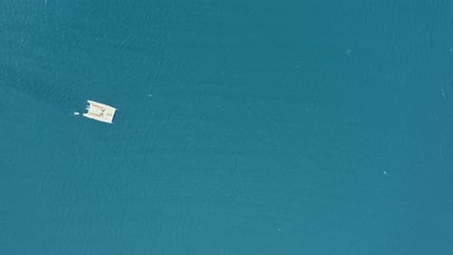 Imágenes de un Zumbido. Vista aérea desde arriba de un catamarán navegando en mar abierto. Tailandia Nui Beach