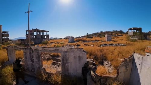 guerre d'airsoft prise depuis un Drone dans un lieu en ruines