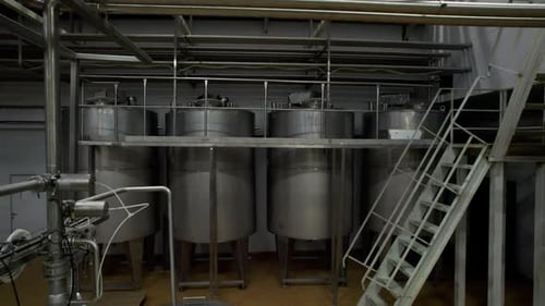 Edelstahltanks mit chemischen Materialien und Serviceboden