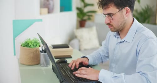 Программист, работающий удаленно над новым приложением