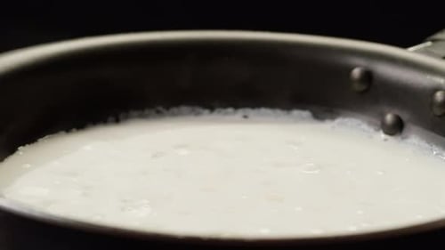 Kochen Kochen Cremige weiße Sauce für Pasta oder Pizza in der Pfanne Nahaufnahme Sauce Kochen in einer Pfanne Gesund