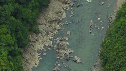 Luftflug über dem berühmten Fluss Kyoto, Japan, bei einer Hozugawa-Bootsfahrt, einem traditionellen japanischen Reiseziel