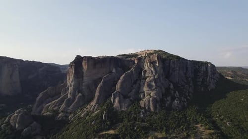 Imagen de aproximación aérea hacia el monasterio de San Esteban, Meteora, Grecia