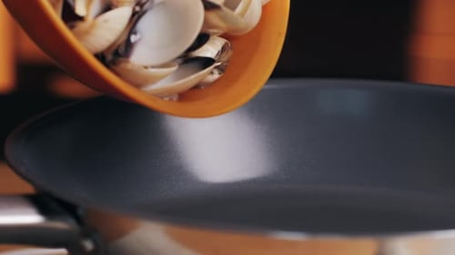 Moules marinara avec sauce à l'ail, citron et persil, repas espagnol et français classique, macro, gros plan