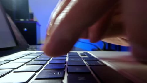 Vista aproximada da foto macro de uma pessoa digitando no teclado do computador