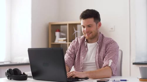Concept de technologie, d'Internet et de personnes - Un jeune homme heureux avec un ordinateur portable célébrant son succès...