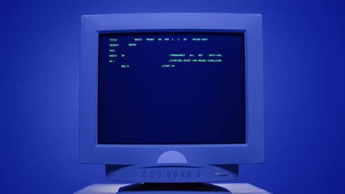 PC rétro avec console de chargement Programmeur créant des scripts, écran de base vert, ancien studio informatique
