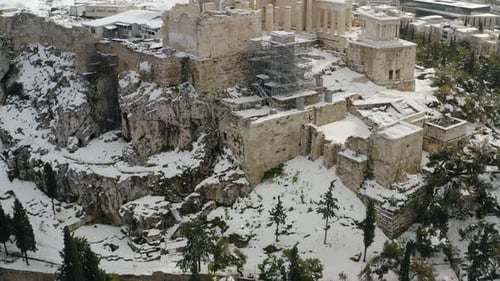 Vue aérienne de la colline enneigée de l'Acropole, à Athènes, en Grèce - Le changement climatique est à l'origine d'un phénomène rare