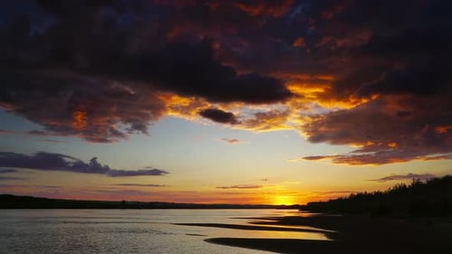 Dramatisch rote Flusslandschaft bei Sonnenuntergang
