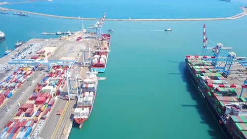 Handelshafen mit Containerschiffen - Luftaufnahme von oben nach unten.