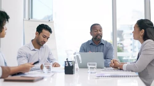 Reunião corporativa, discussão com gerentes e homem negro dando ideia de proposta, discurso de vendas ou planejamento