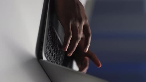 Vertikaler Remote-Job, spätes Tippen mit Laptop von Hand