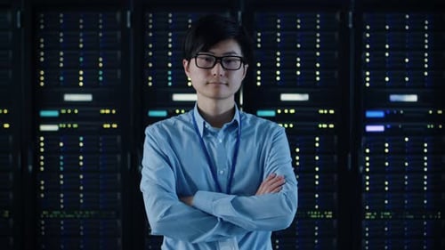 En el centro de datos moderno: un ingeniero de TI que lleva auriculares protectores instala un nuevo hardware para Serv