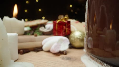 Ein Weihnachtstisch, geschmückt mit Lebkuchen, Marshmallows und Kakao. Dekorationen und Geschenke a