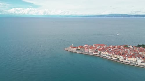 Annäherung an Drohnenaufnahmen vom Kap der Altstadt von Piran in Slowenien