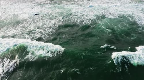 Vista superior de olas oceánicas con olas