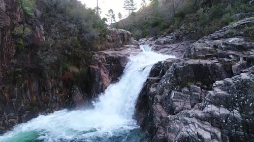 Arroyo de Gerês entre rocas
