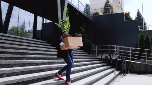 Desempleada en la recesión: una mujer desafortunada en medio de un cartón