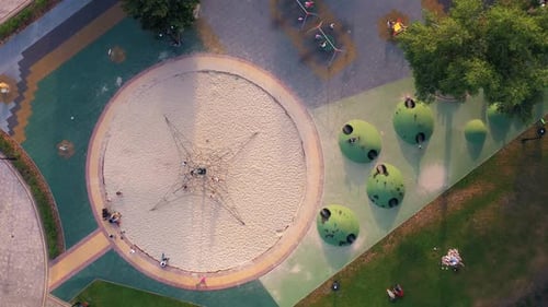 Blick von oben auf den Climb Ropes Playground mit Kindern