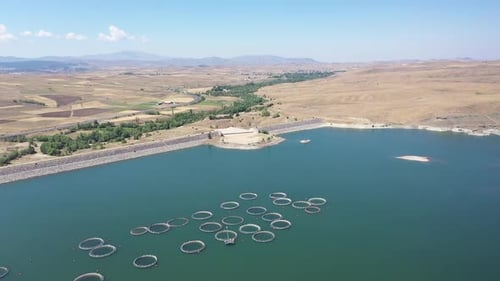 Vue aérienne du lac Dam et des étangs à poissons