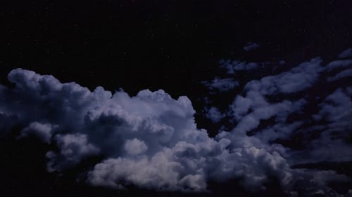 Zeitraffer eines Nachthimmels mit Wolken, die sich schnell vor dem Nachthimmel bewegen.