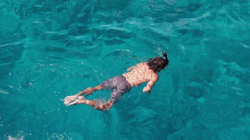 Homme faisant de la plongée avec tuba dans la mer tropicale