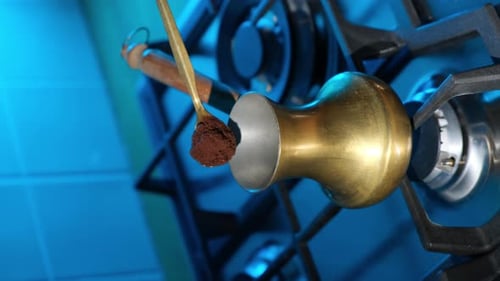 Türkischen Kaffee im Türken auf dem Gasherd zubereiten, vertikales Video